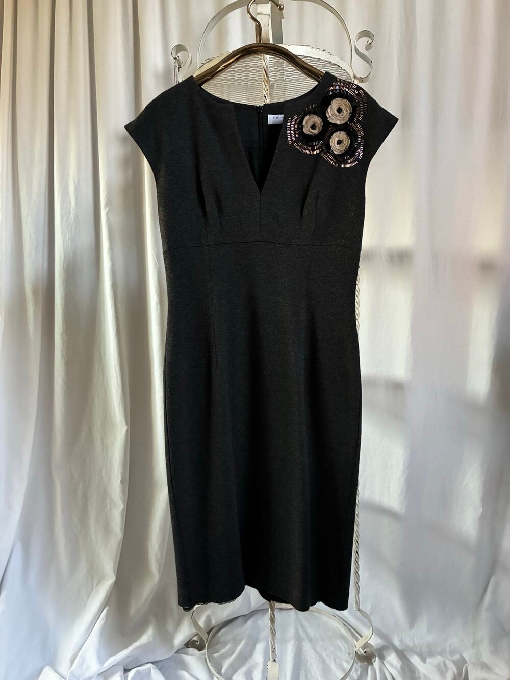 Trina Turk Dress Sheath Cap Sleeve Gray Beaded Rosette Applique Lace Lining Smal